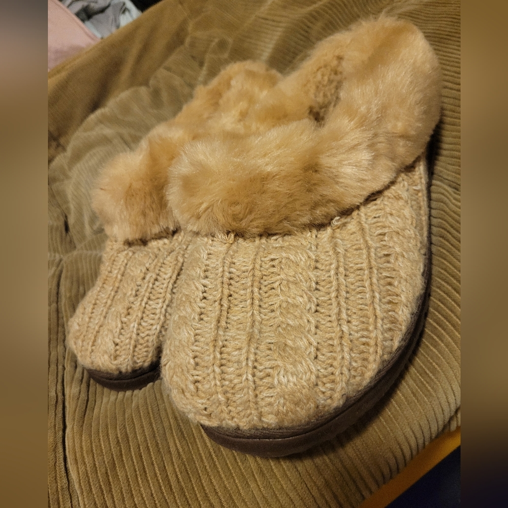 Tan knit hard bottom slippers with tan fur size 7-8 soft foam insert (dear foams